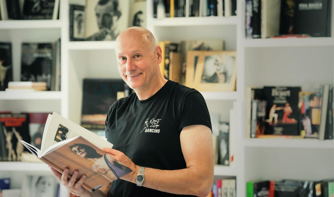 Tadeusz Matacz steht in der Bibliothek der John-Cranko-Schule.