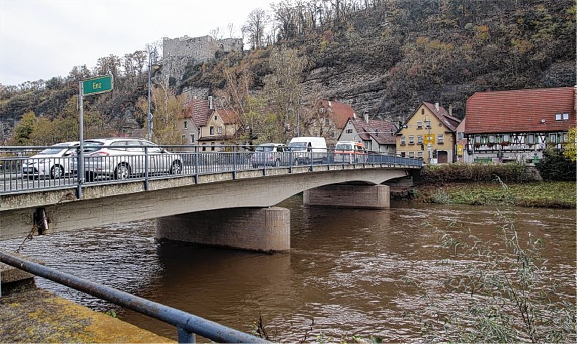 Täglich überqueren rund 12000 Fahrzeuge die Enz bei Dürrmenz über die Herrenwaagbrücke. Das 1947 errichtete Bauwerk weist etliche Mängel auf. Foto: Sadler