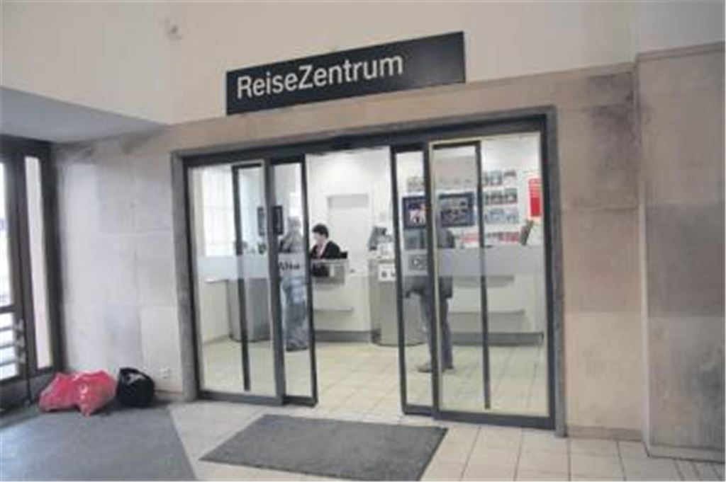 Täglich wird das DB-Reisezentrum in Mühlacker von vielen Kunden, die sich beraten lassen möchten, aufgesucht. Doch jetzt plant die Bahn, die Öffnungszeiten zu reduzieren.
Foto: Sadler