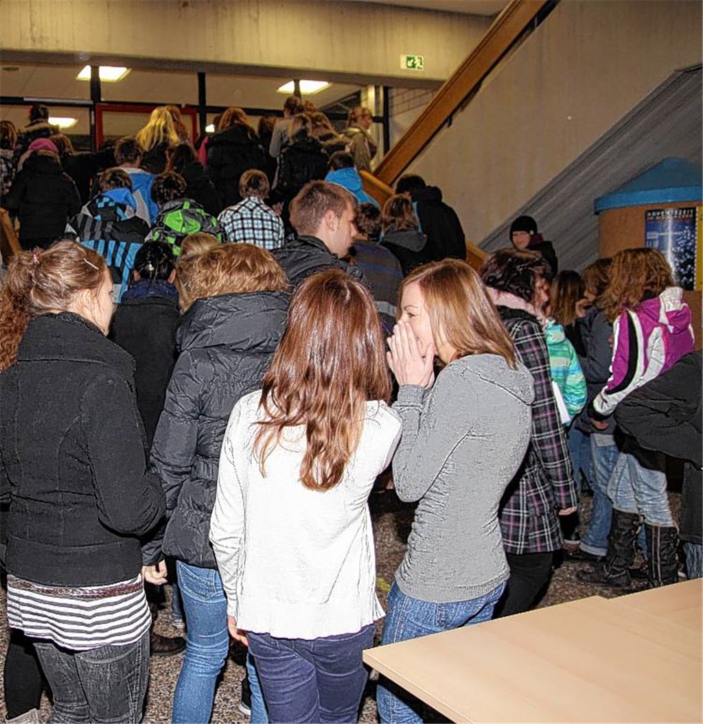 Tägliches dichtes Gedränge im Treppenhaus des Theodor-Heuss-Gymnasium. 