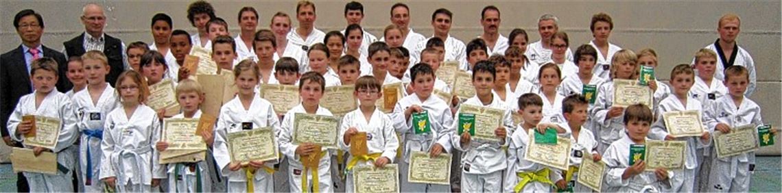 Taekwondo-Schüler mit neuen Gürteln