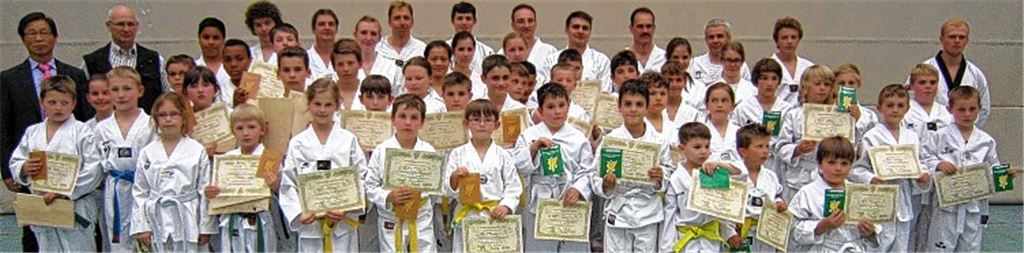 Taekwondo-Schüler mit neuen Gürteln