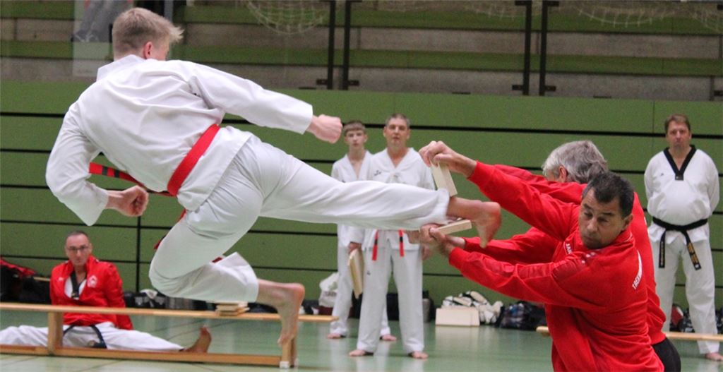 Taekwondo-Sportler müssen – wie hier bei einer Schwarzgurtprüfung – in Hallen wie die Enztalsporthalle ausweichen. Archivfoto: privat