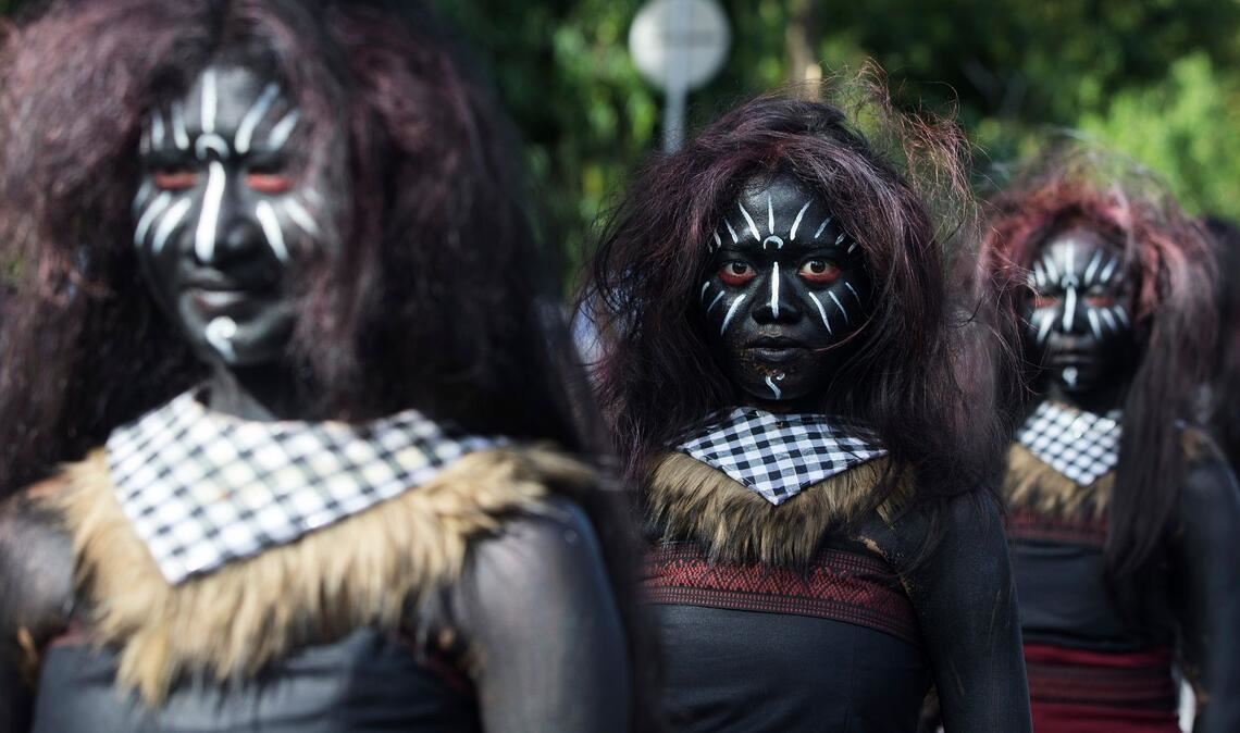 Tänzer bereiten sich auf ihren Auftritt während einer Parade zur Eröffnung des jährlichen Bali-Kunstfestivals vor.
