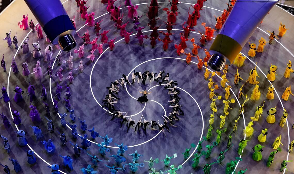 Tänzer treten während der Eröffnungsfeier unter dem Motto „Armonia“ auf.