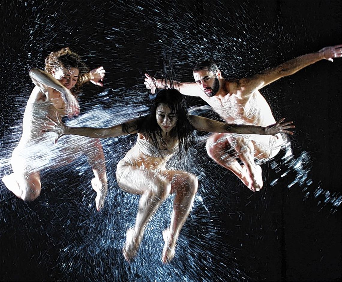 Tänzer veranschaulichen auf der Bühne die Kraft des Wassers . Foto: privat