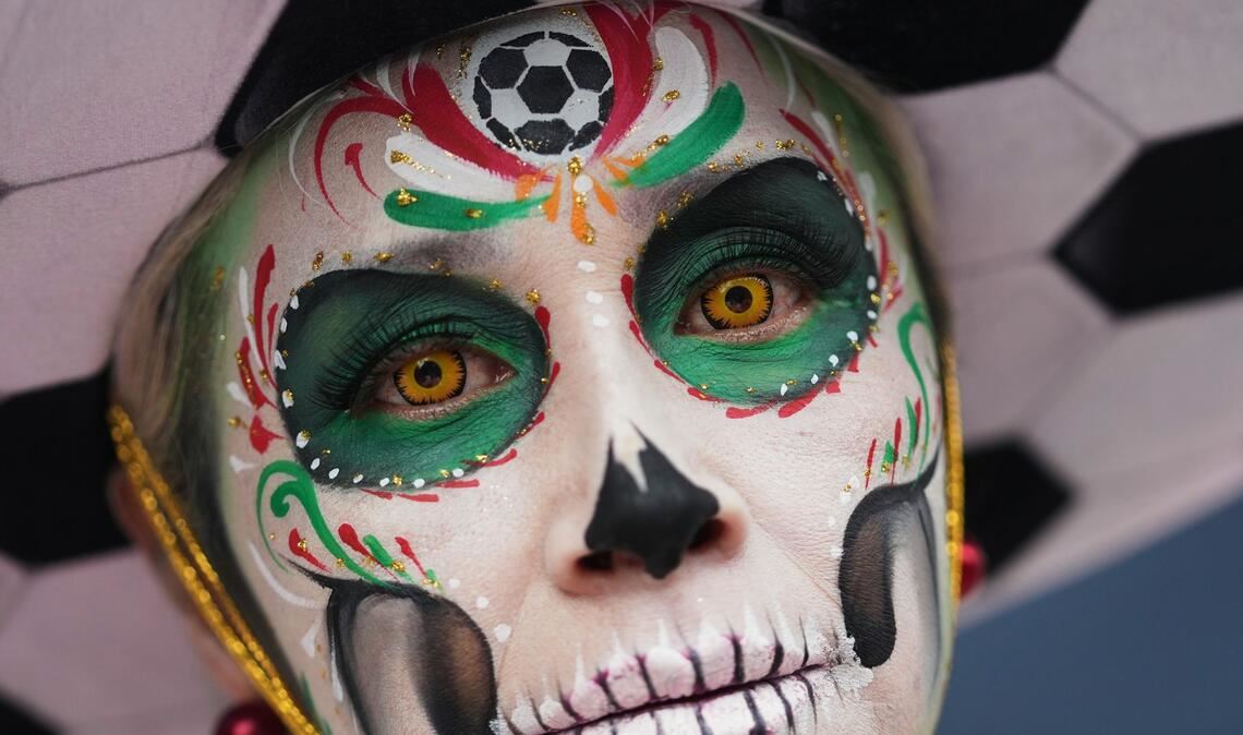 Tänzerin vor Beginn der Fußball-Weltmeisterschaft in Mexiko