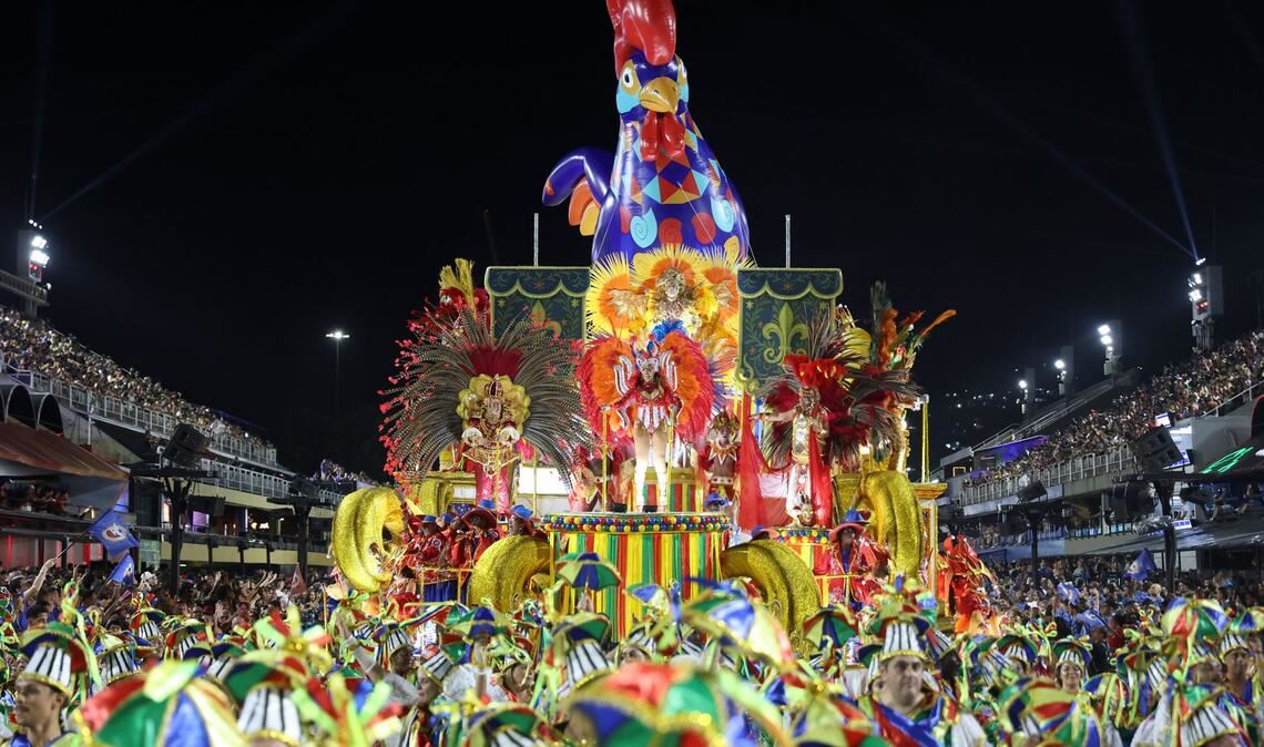 Tänzerinnen und Tänzer der Sambaschule "Inocentes de Belford Roxo" treten im Sambodrom auf.