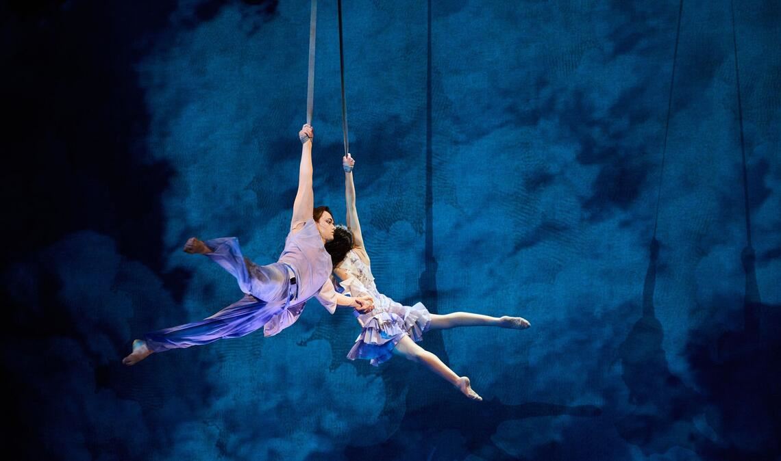 Tänzerinnen und Tänzer spielen in den ersten Showacts der Premiere der Cirque du Soleil in „Alize“ im Theater am Potsdamer Platz in Berlin.