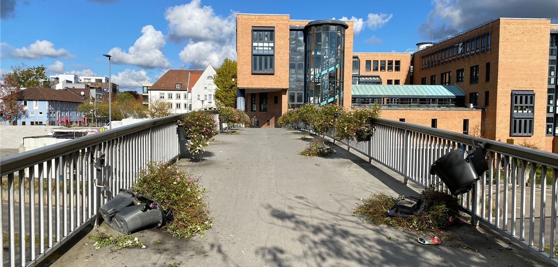 Täter unbekannt: Pflanzentöpfe, deren Inhalt das Geländer am Steg über die innerstädtische B10 ziert, sind mutwillig aus der Verankerung gerissen und zerstört worden.Foto: privat