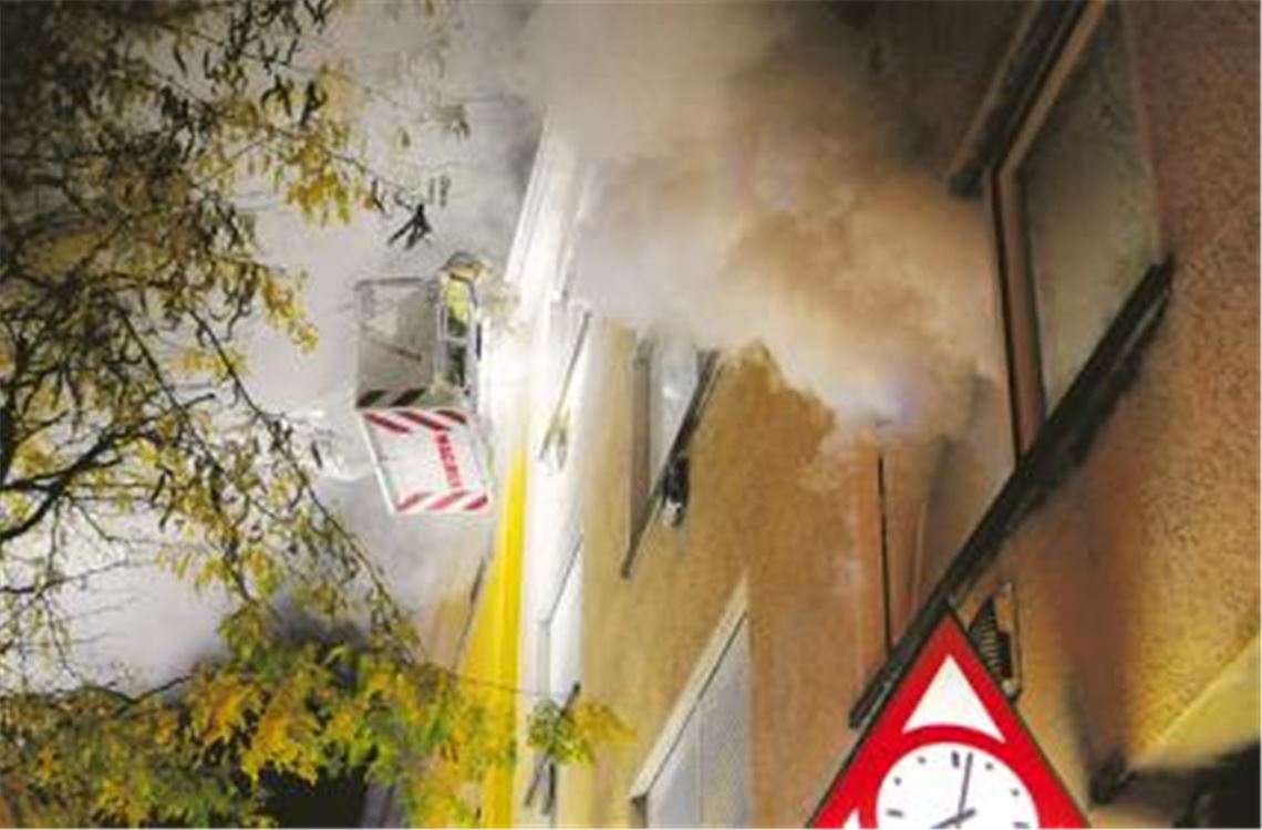 Täuschend echtes Schreckensszenario an der Bahnhofstraße: In einem Wohn- und Geschäftshaus bricht ein Feuer aus. Im Gebäude wird ein Kindergeburtstag gefeiert. 
Foto: Zschorsch