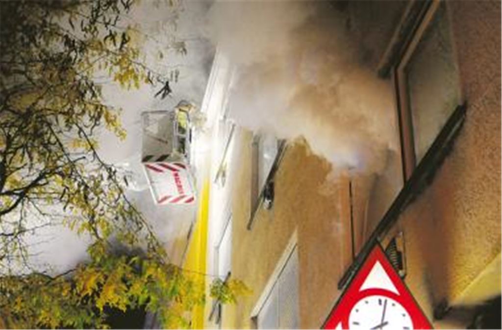 Täuschend echtes Schreckensszenario an der Bahnhofstraße: In einem Wohn- und Geschäftshaus bricht ein Feuer aus. Im Gebäude wird ein Kindergeburtstag gefeiert. 
Foto: Zschorsch