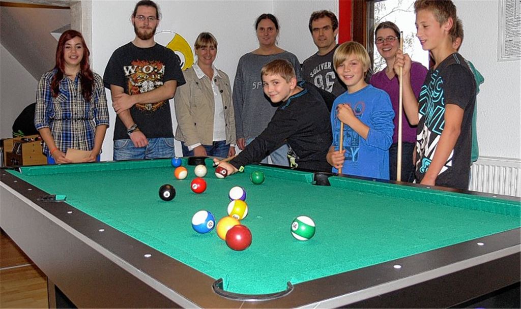 Tag der offenen Tür im „Treff 4 ½“ in Sternenfels: Björn Patzschke (Betreuer, 2. v. li.), Bürgermeisterin Sigrid Hornauer. Guido Seitz (Landratsamt Enzkreis), Emanuel Wilhelm (Betreuer) und Ulla Anscheit (Betreuerin, v. li. daneben). Foto: Garhöfer