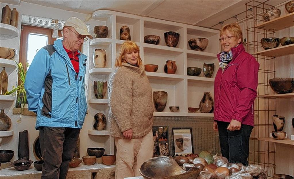 Tag der offenen Tür in der Töpferei: Annemarie und Harri Kern informierten sich bei Imke Splittgerber (Mitte) in Mühlhausen über das vielfältige Keramiker-Handwerk.