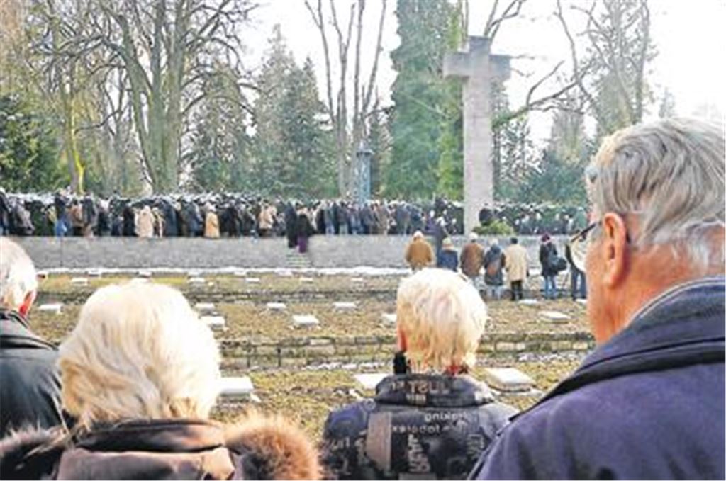 Tag des mahnenden Erinnerns: Am Großkreuz auf dem Gräberfeld der über 17000 durch den Luftangriff vor 66 Jahren ums Leben gekommenen Pforzheimer haben sich gestern Nachmittag einige hundert Mitbürger zum Gedenken eingefunden. Foto: Kollros