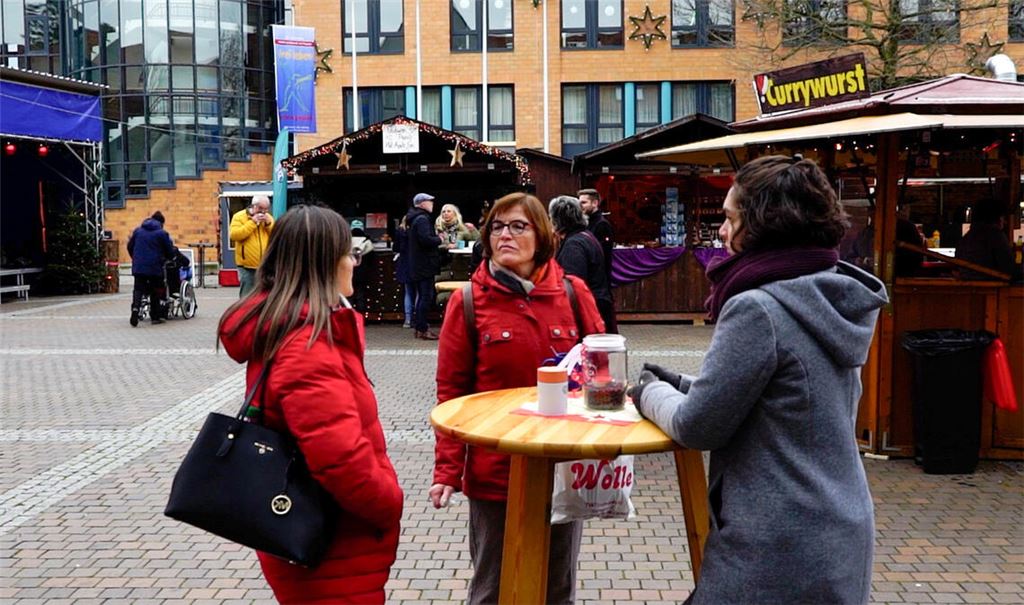 Tagsüber herrscht an Wochentagen auf dem Weihnachtsmarkt selten Gedränge – da geht es vor allem um einen Imbiss. Fotos: Recken