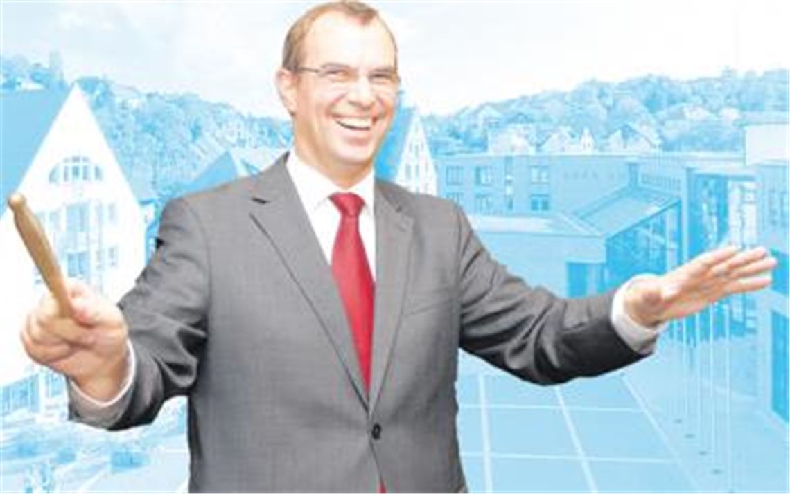 Taktgeber: In den ersten 100 Tagen im Amt hat Frank Schneider, der hier am Wahlabend den Musikverein dirigiert, mit seiner Strategie der leisen Töne auch den vielstimmigen Chor der Mühlacker Kommunalpolitik gut in den Griff bekommen. Jedenfalls sind die Missklänge seltener geworden.  Archivfoto: Tilo Keller/Montage: Weippert