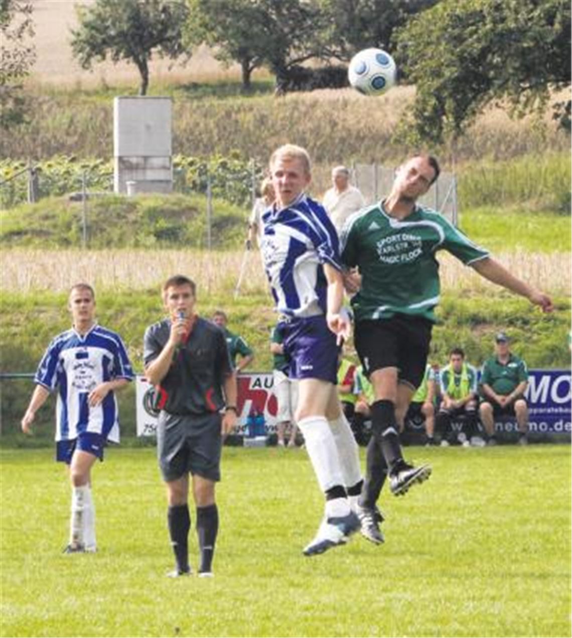 Taktisch und kämpferisch ist die Knittlinger Mannschaft (blau-weiß) mit dem Landesligisten auf Augenhöhe, doch die Beiertheimer sind insgesamt schneller und spritziger.
Foto: Eigner