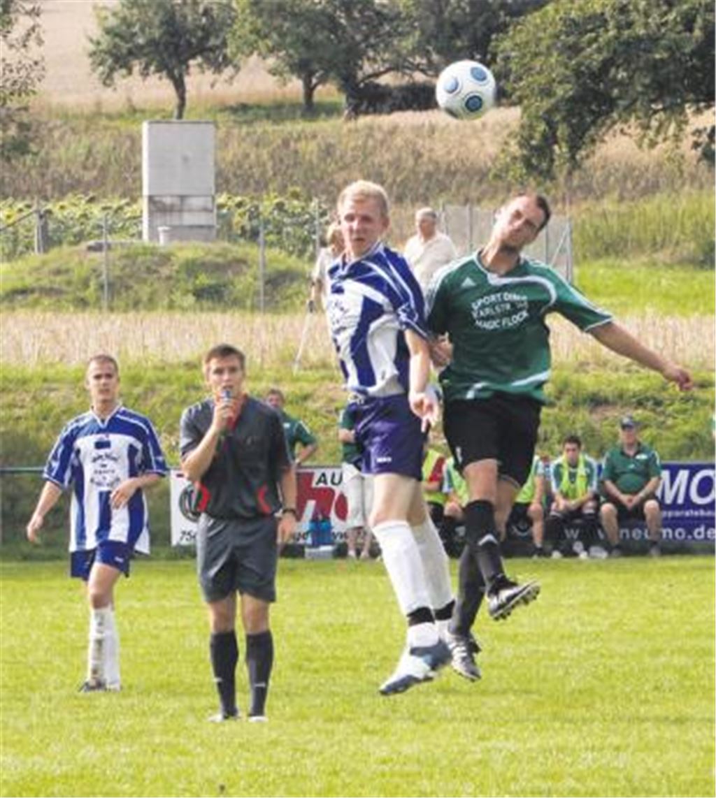 Taktisch und kämpferisch ist die Knittlinger Mannschaft (blau-weiß) mit dem Landesligisten auf Augenhöhe, doch die Beiertheimer sind insgesamt schneller und spritziger.
Foto: Eigner