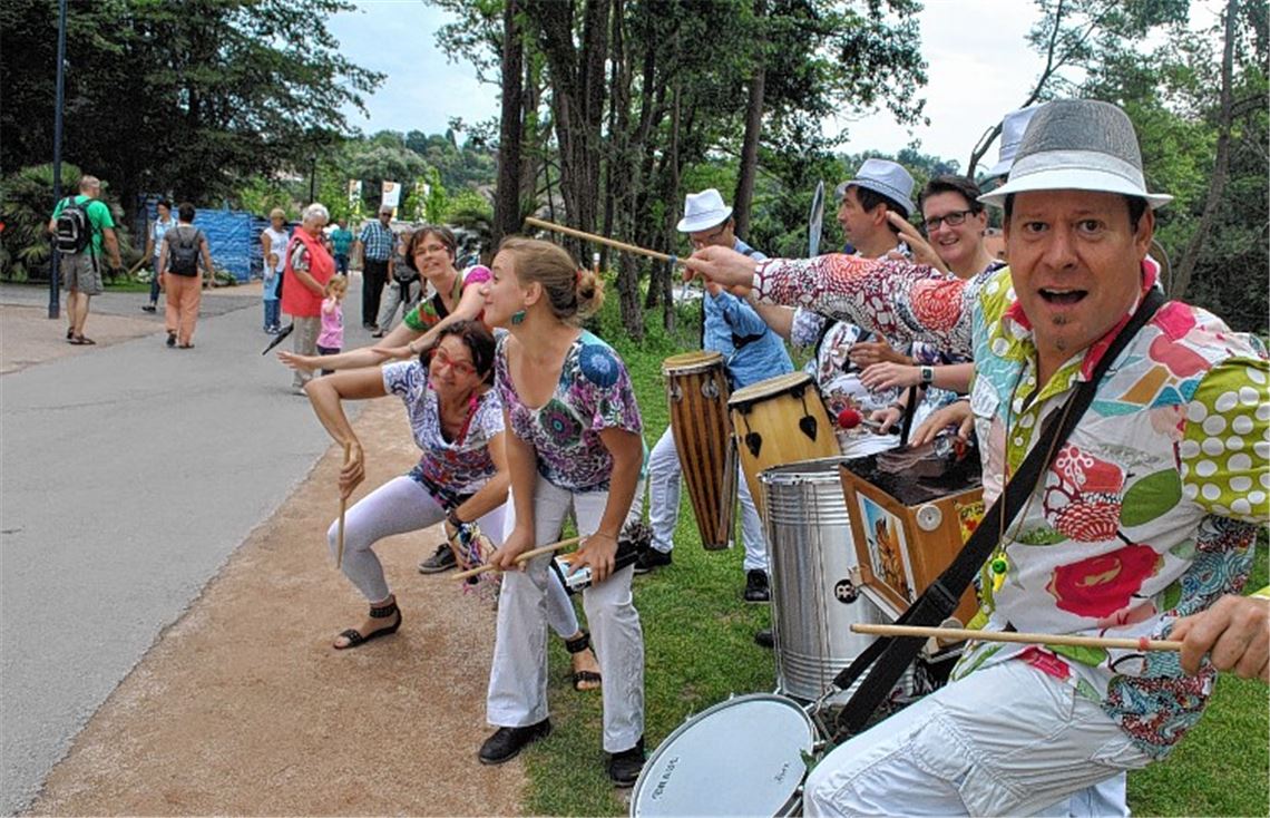 „Taktlos“ – aber nicht ohne Rhythmus: der trommelnde Walking-Act auf der Gartenschau. Foto: Stahlfeld