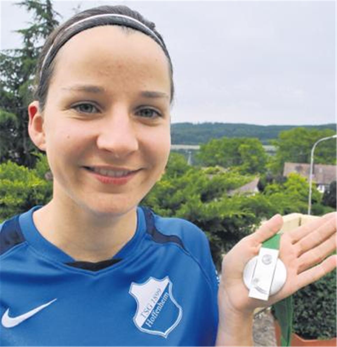 Talent, Ehrgeiz, Ausdauer und auf dem Fußball noch viel vor: Tabea Rauschenberger ist stolz auf die DM-Silberdaille. Foto: Stahlfeld