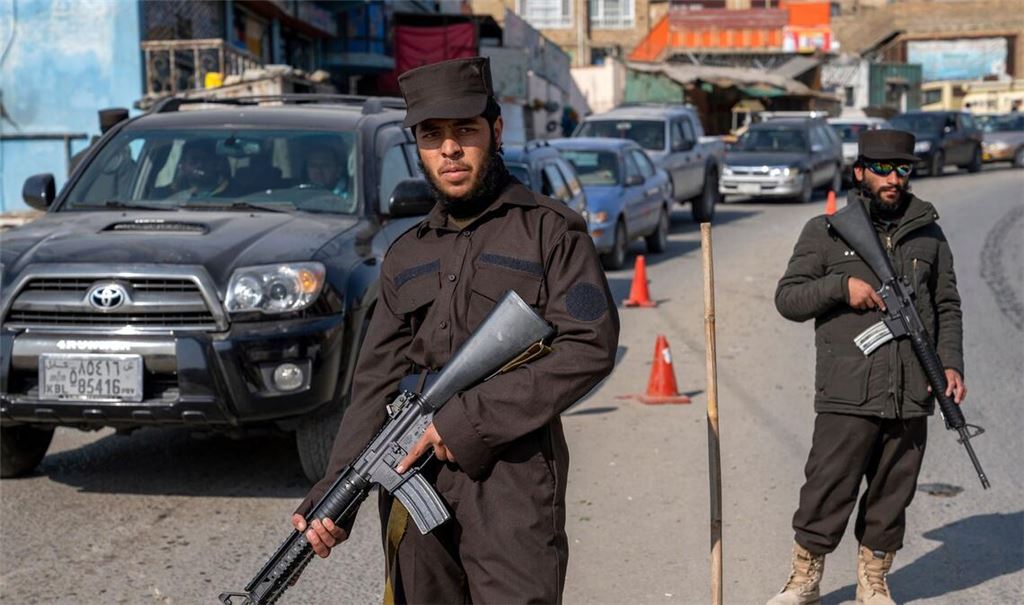 Taliban-Kämpfer stehen Wache in Kabul. (Archivbild)