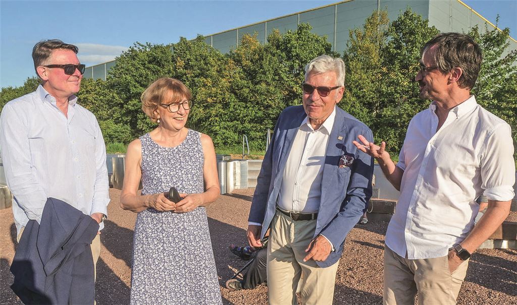 „Talk im Ziegelgarten“: Carsten von Zepelin (v.li.) , Claudia Baumbusch, Peter W. Schmidt und Christian Saalfrank sprechen über nachhaltiges Bauen. Foto: Friedrich
