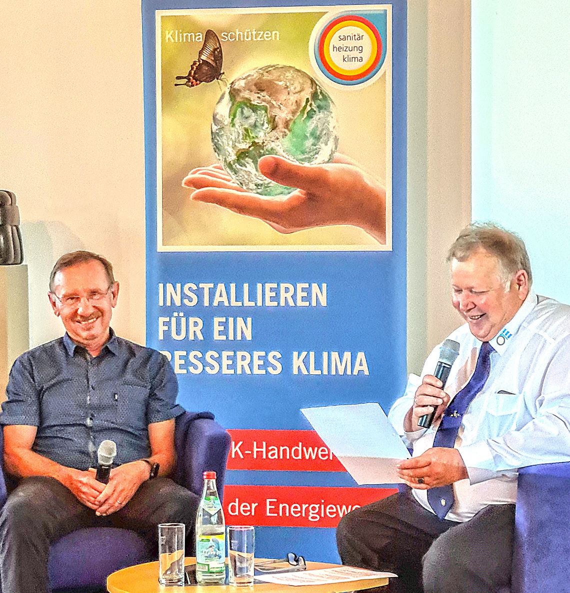 Branche steht ganz im Zeichen der Energiewende Talkrunde bei der Hauptversammlung der Innung für Sanitär und Heizung Pforzheim-Enzkreis mit Innungsobermeister Joachim Butz (re.) und dem Chef der Stadtwerke Pforzheim, Herbert Marquard. Foto: Peche