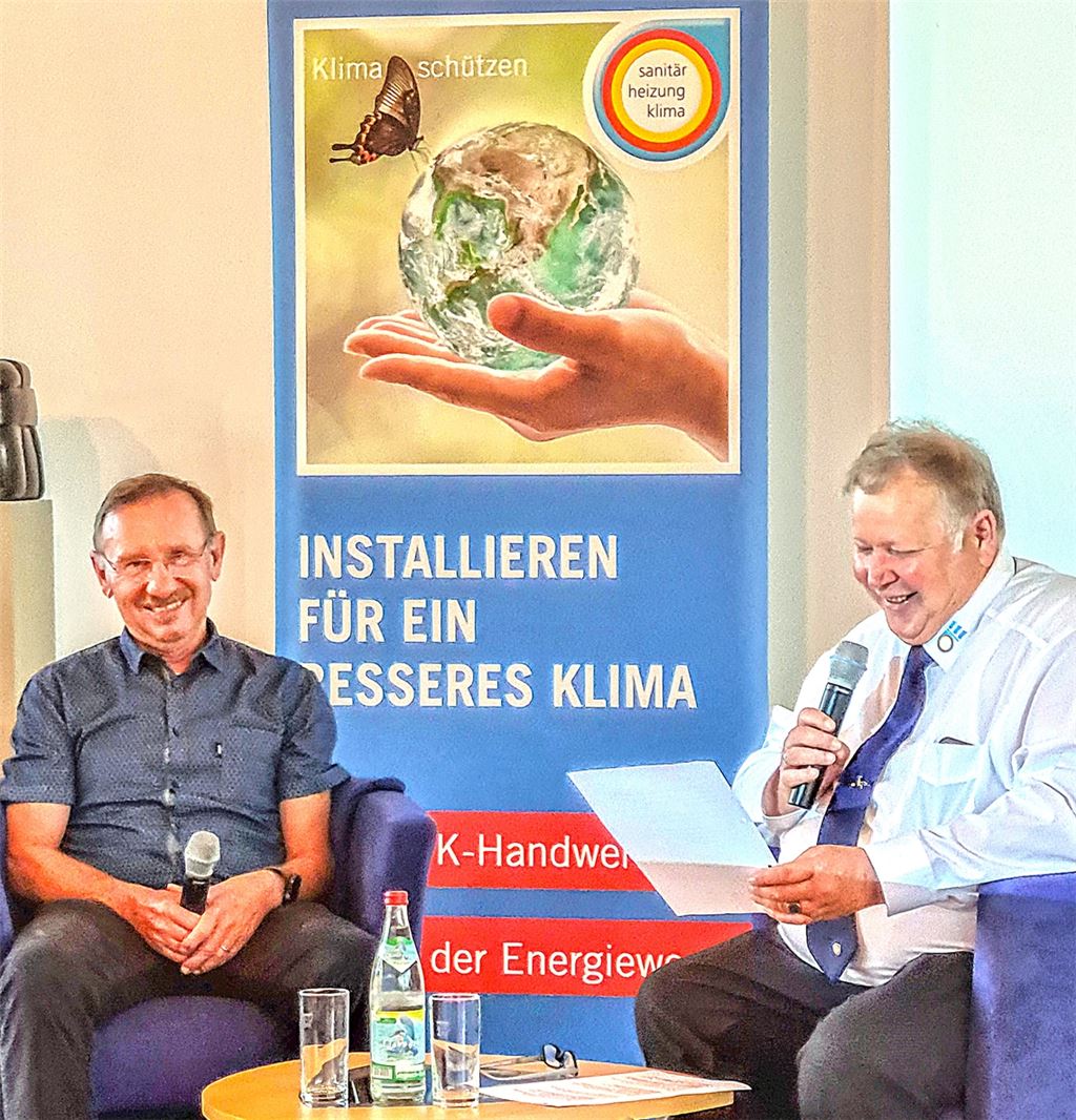 Talkrunde bei der Hauptversammlung der Innung für Sanitär und Heizung Pforzheim-Enzkreis mit Innungsobermeister Joachim Butz (re.) und dem Chef der Stadtwerke Pforzheim, Herbert Marquard. Foto: Peche