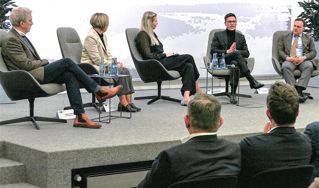 Talkrunde beim wirtschaftspolitischen Gespräch der IHK mit (v. li.) IHK-Vize Patrick Stöber, Präsidentin Claudia Gläser, Moderatorin Julia Hagel, CDU-Politiker Manuel Hagel und IHK-Vize Jan Weber. Foto: Peche