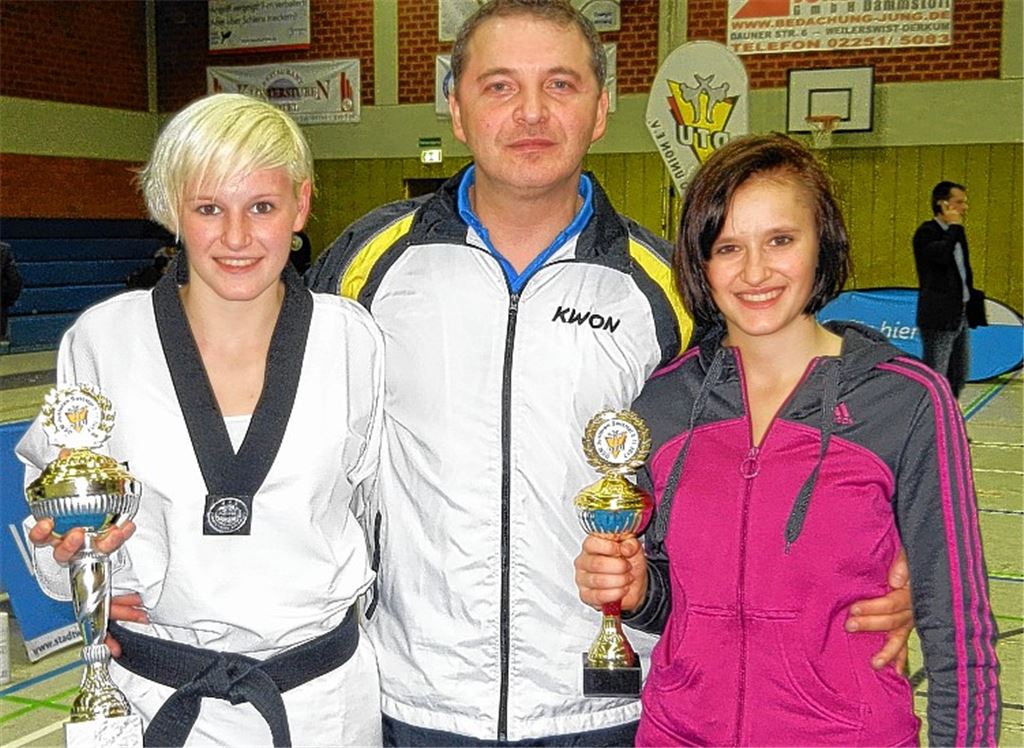 Tamara Nothaft (li.) freut sich mit Trainer Nurettin Yilmaz und ihrer älteren Schwester Roxana über ihren ersten Pokal bei den Junioren. Foto: privat