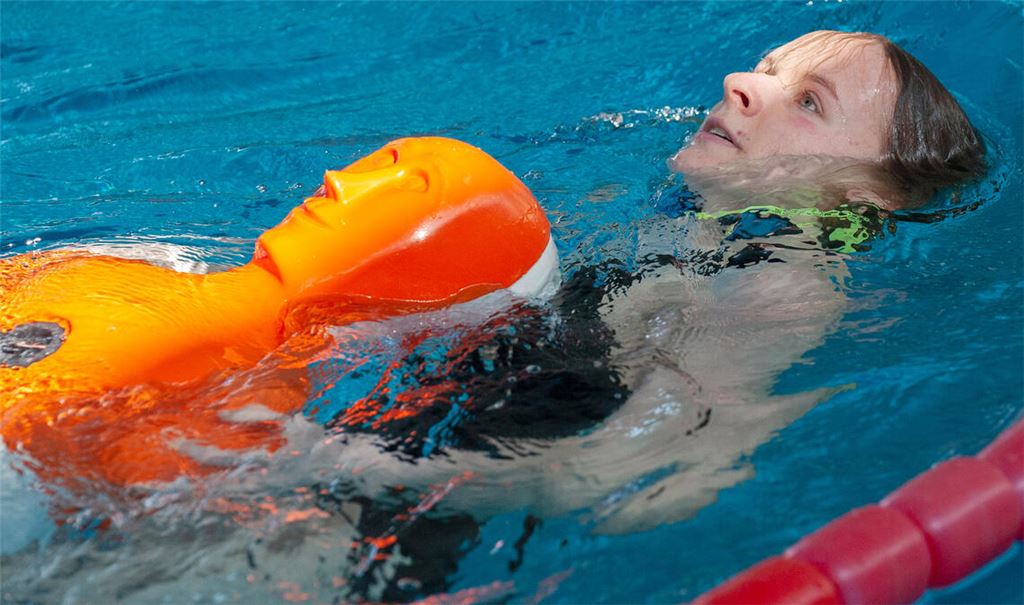 Tamara Stanko transportiert die 40 Kilogramm Puppe beim 50 Meter Rettungsschwimmen. 