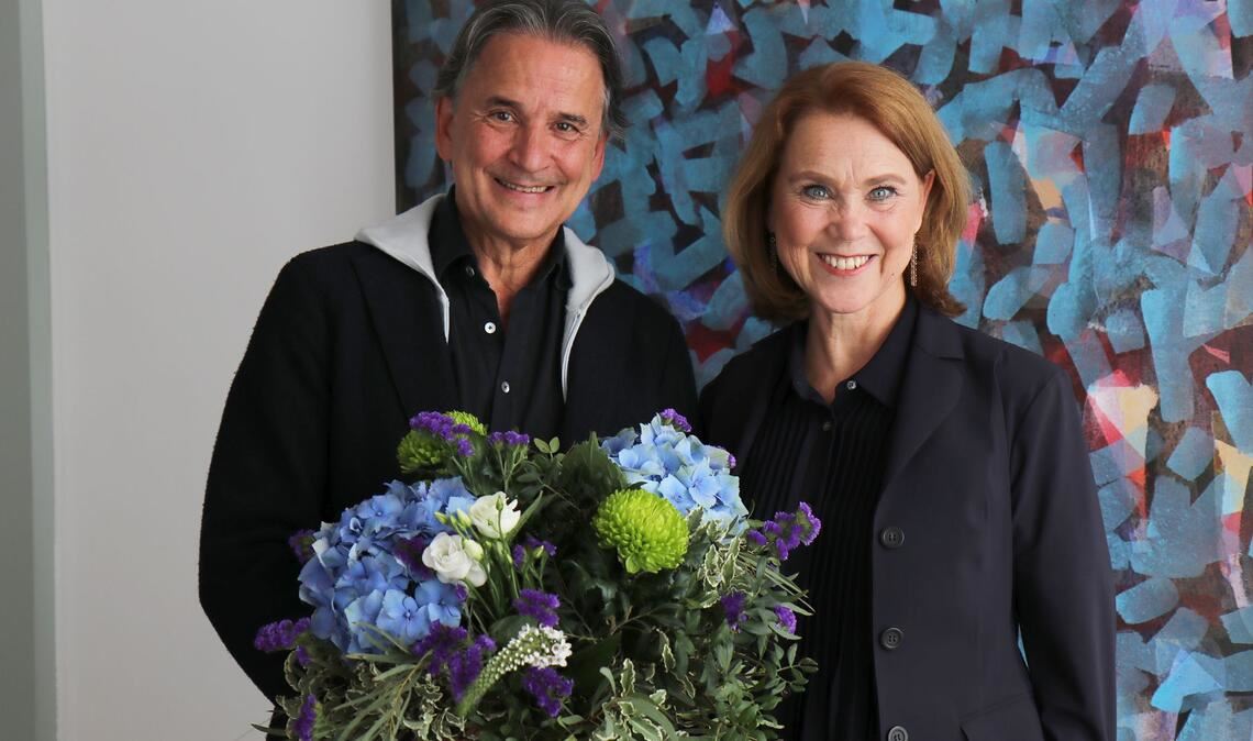 Tamas Detrich und Ministerin Petra Olschowski freuen sich: Detrich bleibt Intendant des Stuttgarter Balletts