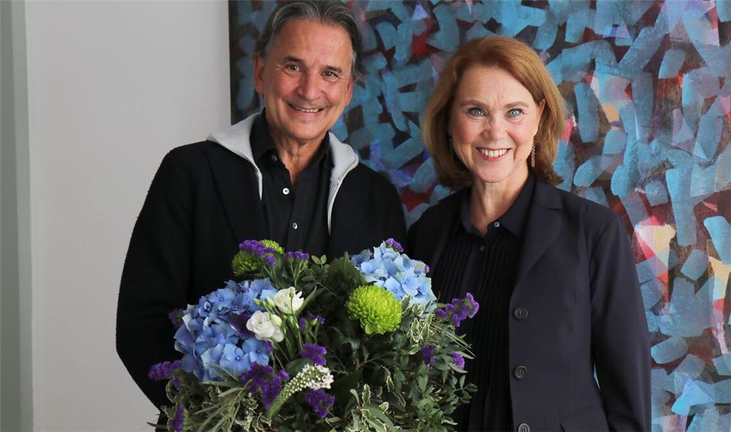 Tamas Detrich und Ministerin Petra Olschowski freuen sich: Detrich bleibt Intendant des Stuttgarter Balletts