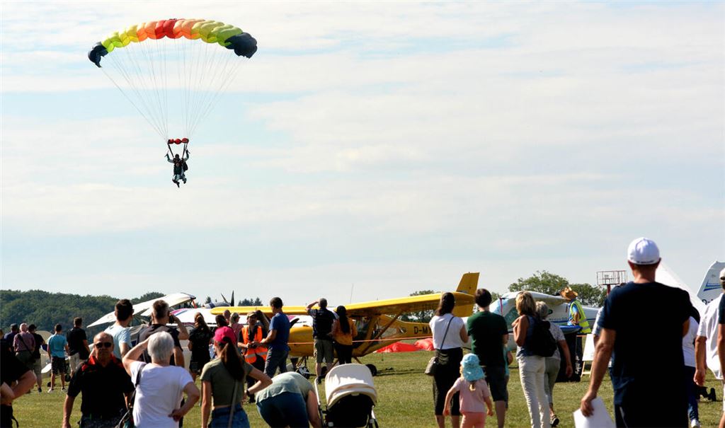 Tandemsprünge, Rundflüge und Flugshows gehören zum beliebten Programm des 26. Flugplatzfests in Mühlacker, das Tausende Besucher anzieht. Fotos: Stahlfeld/privat (1)