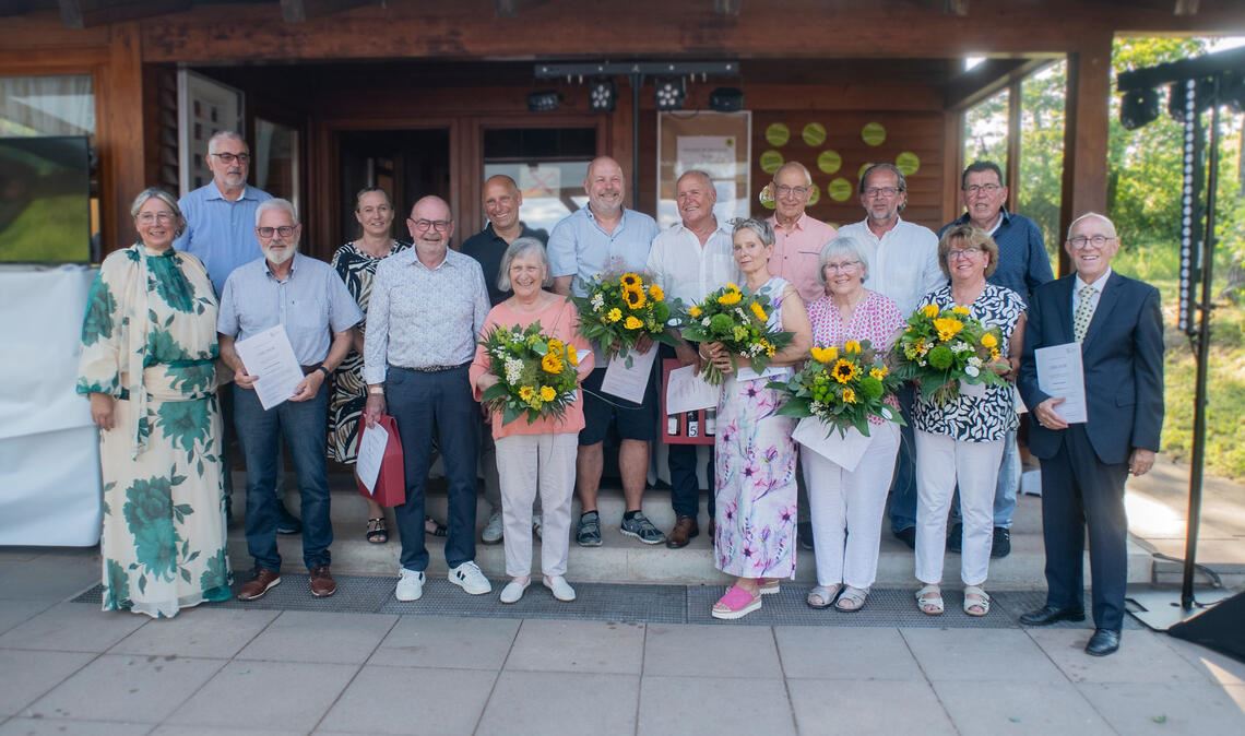 Tanja Aldinger und Klaus Woitke (v. re.) danken allen, die seit 50 Jahren zum TC Sternenfels gehören. Foto: Fotomoment