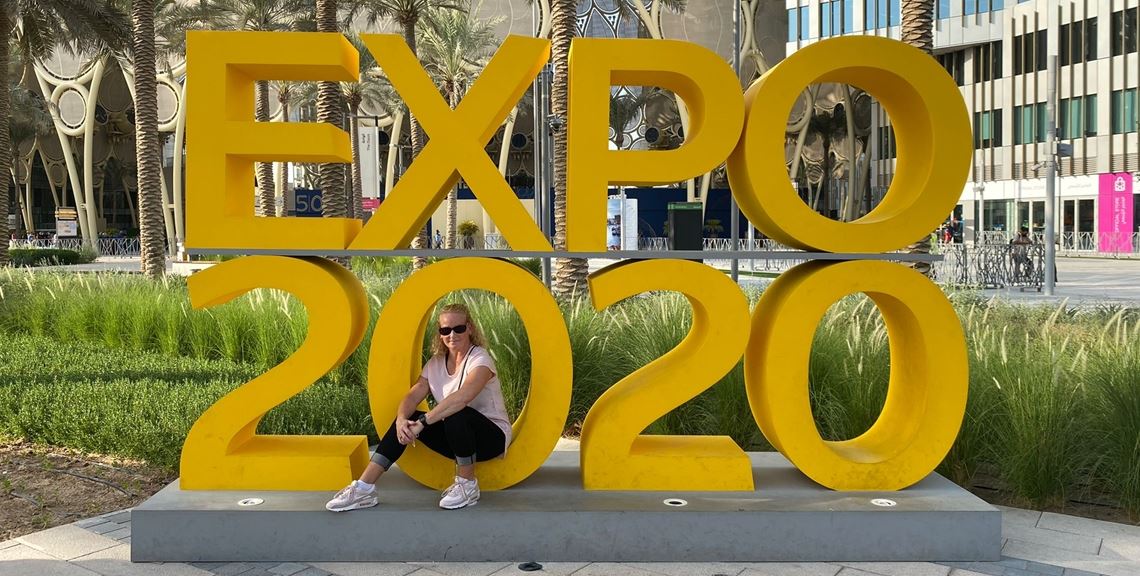 Tanja Friedrich mit dem Schriftzug der „Expo 2020“ in Dubai, die wegen der Corona-Pandemie erst mit einem Jahr Verspätung seit Anfang Oktober 2021 stattfindet. Foto: privat