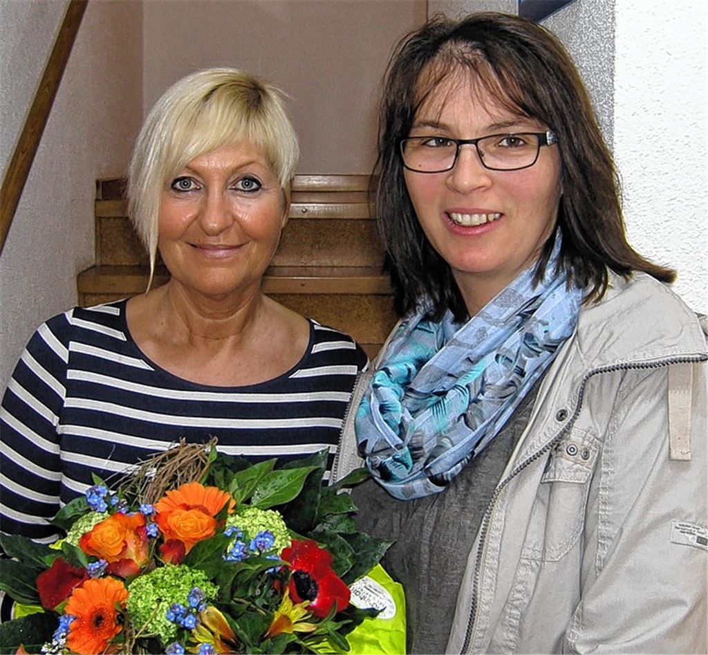 Tanja Keller (re.) aus der Vertriebsabteilung überrascht Gabriele Müller in Ötisheim.