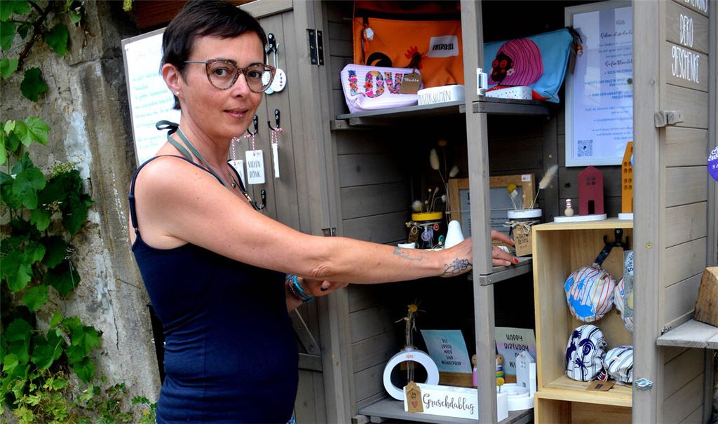 Tanja Stadter hat in Lienzingen ein Selbstbedienungsschränkle eröffnet. Foto: Stahlfeld