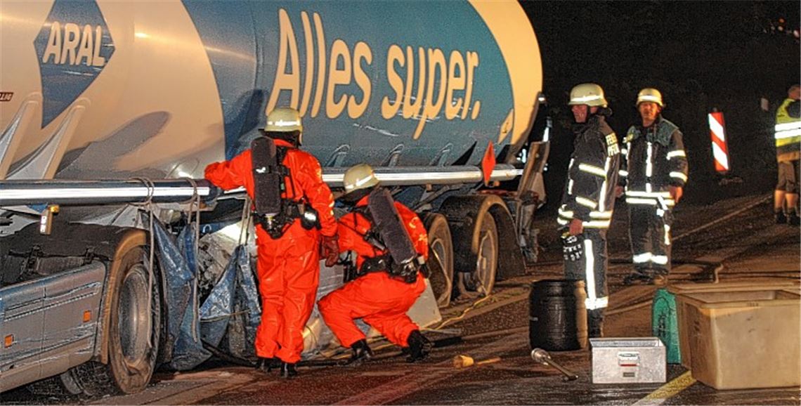 Tanklaster wird auf der A8 abgedrängt und gerät dadurch ins Schleudern. Das Unglück sorgt für kilometerlange Staus auf der Autobahn und der Ausweichroute. 
