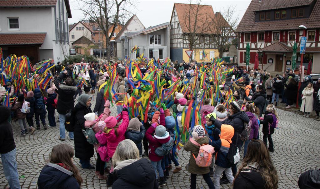 Tanz der Schul- und Kindergartenkinder mit ihren „Pferdchen“. Foto: Demir/Stadt Oberderdingen