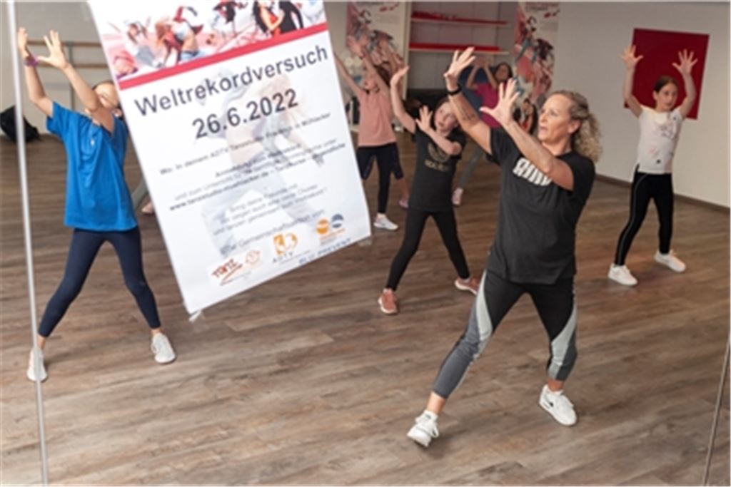Tanzen für Suchtprävention an Schulen: Im Tanzstudio Friedrich haben die Proben für den Weltrekordversuch begonnen, bei dem jeder, der Lust hat, mitmachen kann. Foto: Fotomoment