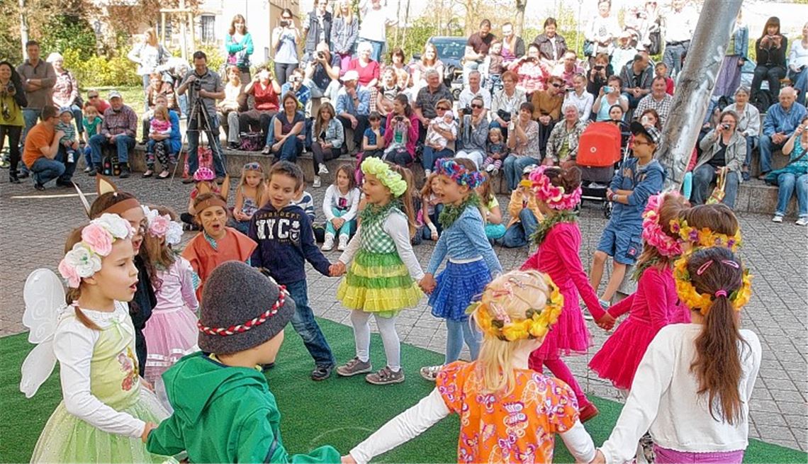 Tanzend und singend begrüßen die Kinder der Kindertagesstätte Vierzehn Morgen den Frühling.
