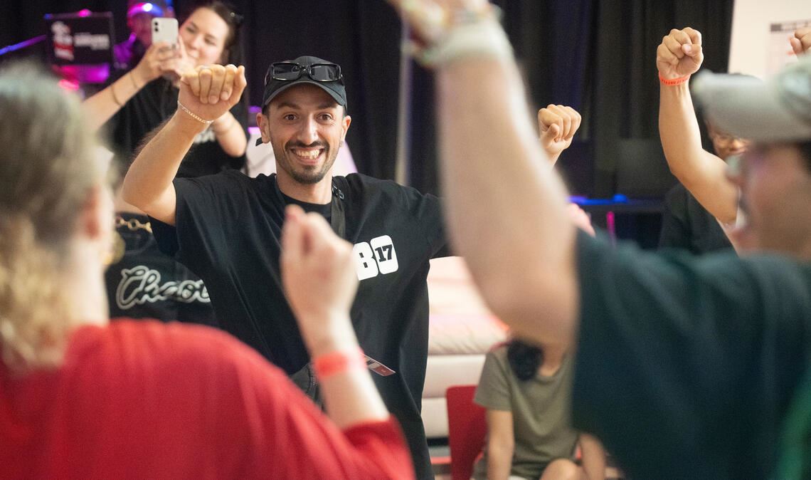 Tanzlehrer Sanchez animiert zum Mitmachen. Foto: Fotomoment