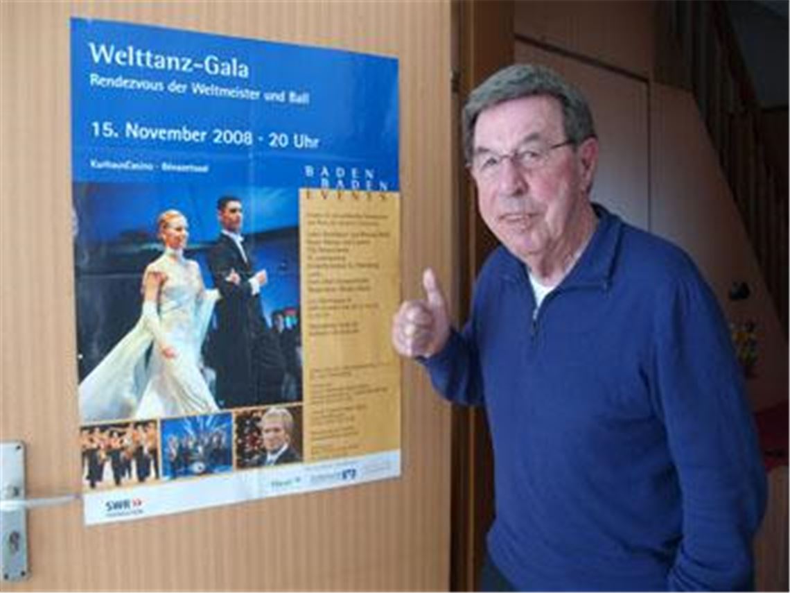 Tanzmusik mit der besonderen Note: Orchesterchef Erich Erber aus Mühlacker. 
Foto: Filitz