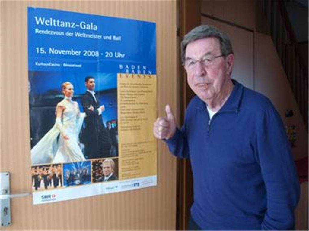 Tanzmusik mit der besonderen Note: Orchesterchef Erich Erber aus Mühlacker. 
Foto: Filitz