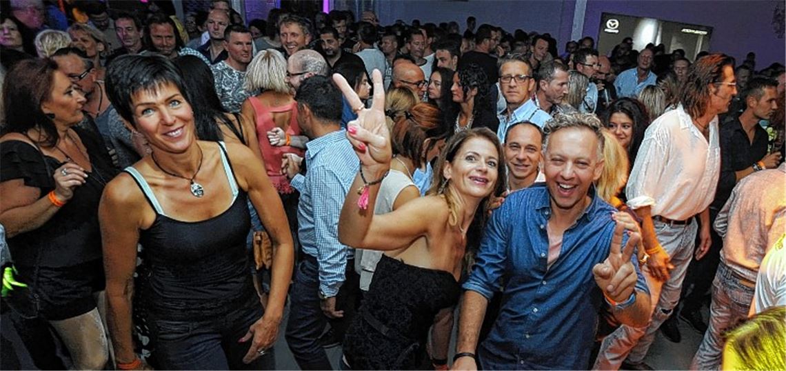 Tanzparty im Autohaus