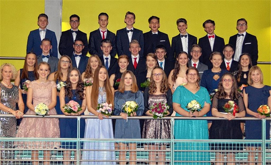Schüler feiern ihren Abschlussball