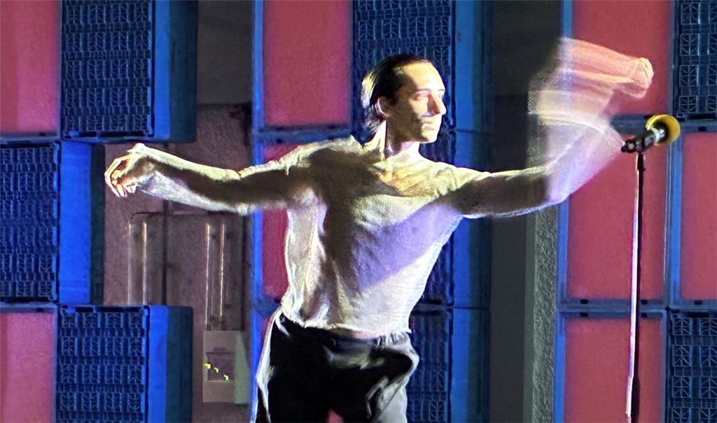 Tanzt mit zugeklebtem Mund: Alessandro Giaquinto in seinem Protest-Solo „Null“