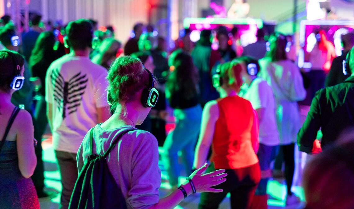 Bilder des Tages Tanzvergnügen ganz ohne Lärm: Bei der Silent Party im niedersächsischen Landtag feiern die Gäste mit Kopfhörern.